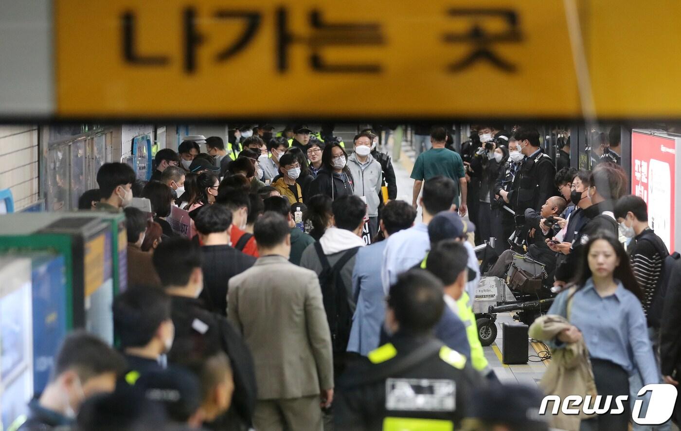 본문 이미지 - 서울 종로구 지하철 4호선 혜화역 승강장에서 전국장애인차별철폐연대 활동가들이 '장애인 권리 예산 확보를 위한 선전전'을 하고 있다. 2023.4.19/뉴스1 ⓒ News1 김진환 기자