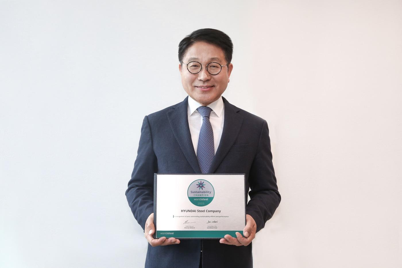 본문 이미지 -  2023 WSA 지속가능성 챔피언 인증서를 받아든 안동일 현대제철 사장(현대제철 제공)