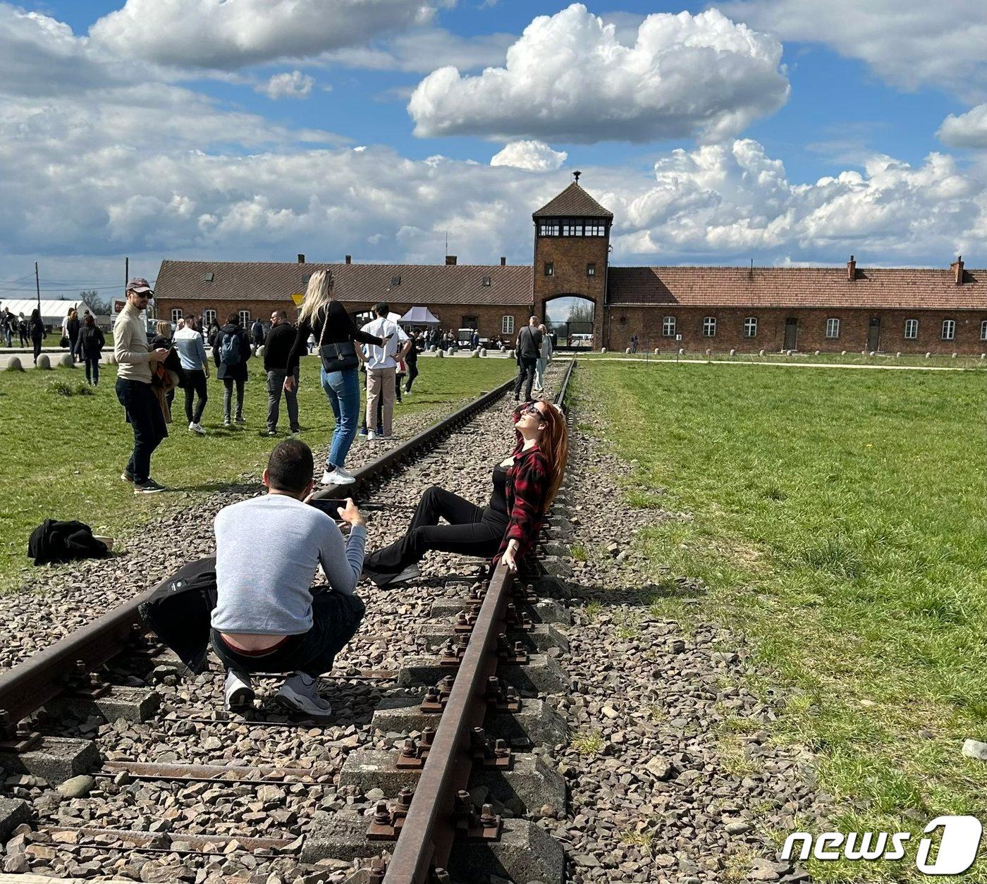 본문 이미지 - 한 여성이 나치 독일의 전쟁범죄 현장인 폴란드 아우슈비츠 강제수용소에서 미소를 지으며 카메라를 향해 포즈를 취해 논란이 일고 있다. 2023.04.19/뉴스1(트위터 갈무리)