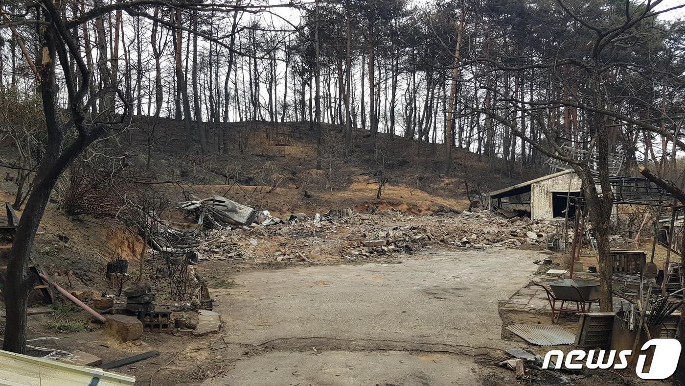 본문 이미지 - 전소된 남경진 산불재난특수진화대원 집.(동부지방산림청 제공) 2023.4.19/뉴스1