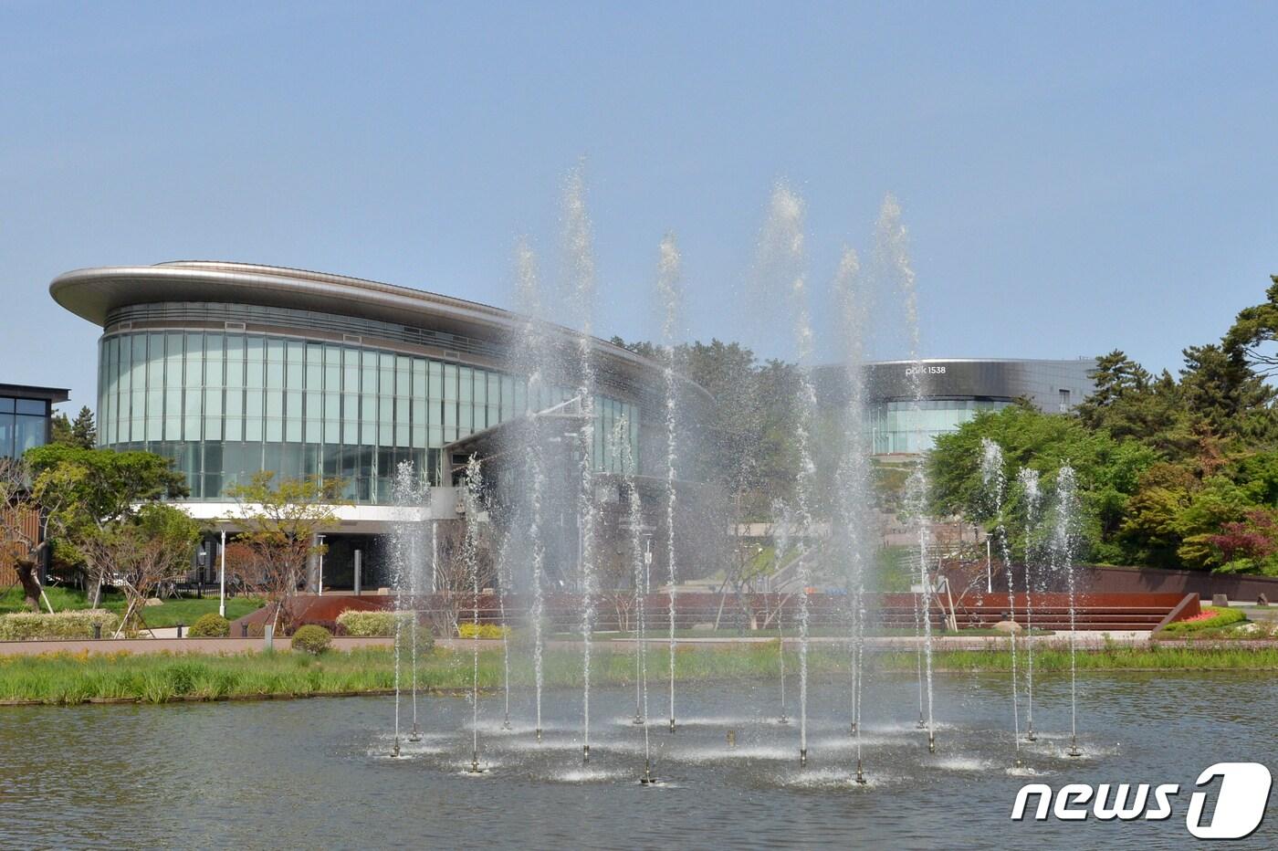  포스코 포항제철소 '파크 1538' 앞 분수대에서 시원한 물줄기가 뿜어져 나오고 있다. '파크 1538'에는 분수대와 포항제철소 역사관 등 편의시설이 갖춰져 있어 시민들이 즐겨찾고 있다. 1538은 쇳물이 만들어질 때의 온도다 (뉴스1 자료, 제판매 및 DB 금지)  ⓒ News1 최창호 기자