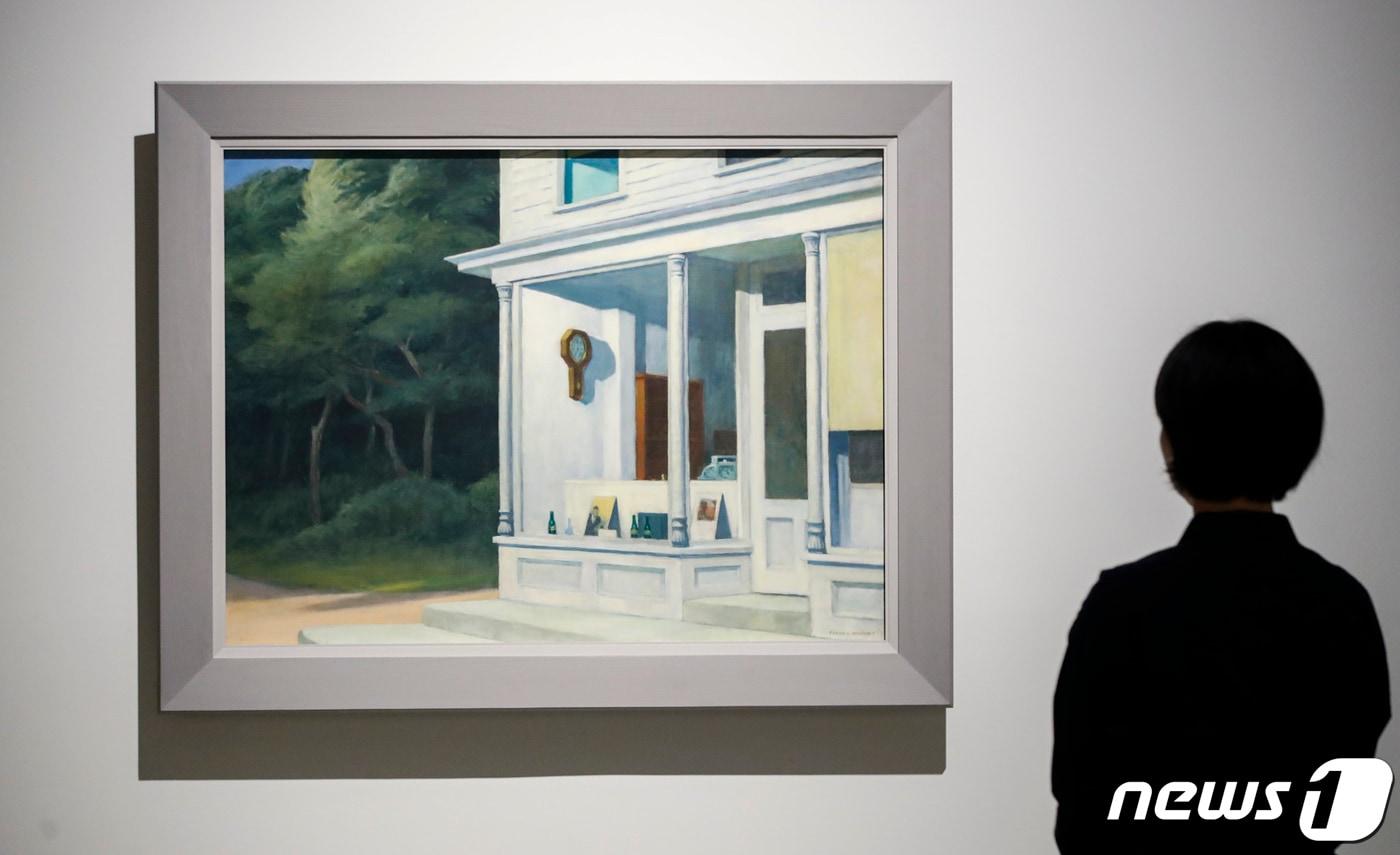 19일 서울 중구 서울시립미술관에서 열린 '에드워드 호퍼:길 위에서' 展 기자간담회에서 직원이 전시 작품을 둘러보고 있다. 오는 20일부터 8월 20일까지 서울시립미술관 서소문본관에서 개최되는 '에드워드 호퍼:길 위에서'는 에드워드 호퍼의 전 생애에 걸친 드로잉, 판화, 수채화 등 작품 160여 점과 산본 호퍼 아카이브의 자료 110여 점으로 관람객을 맞이한다. 2023.4.19/뉴스1 ⓒ News1 김도우 기자