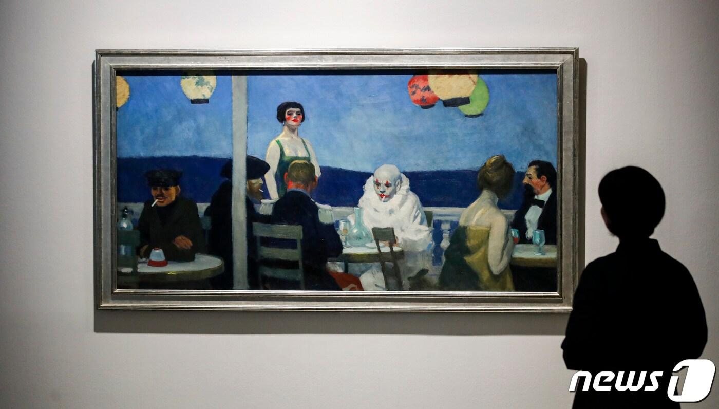 본문 이미지 - 서울 중구 서울시립미술관에서 열린 '에드워드 호퍼:길 위에서' 展 기자간담회에서 직원이 전시 작품을 둘러보고 있다. 오는 8월 20일까지 서울시립미술관 서소문본관에서 개최되는 '에드워드 호퍼:길 위에서'는 에드워드 호퍼의 전 생애에 걸친 드로잉, 판화, 수채화 등 작품 160여 점과 산본 호퍼 아카이브의 자료 110여 점으로 관람객을 맞이한다. 2023.4.19/뉴스1 ⓒ News1 김도우 기자