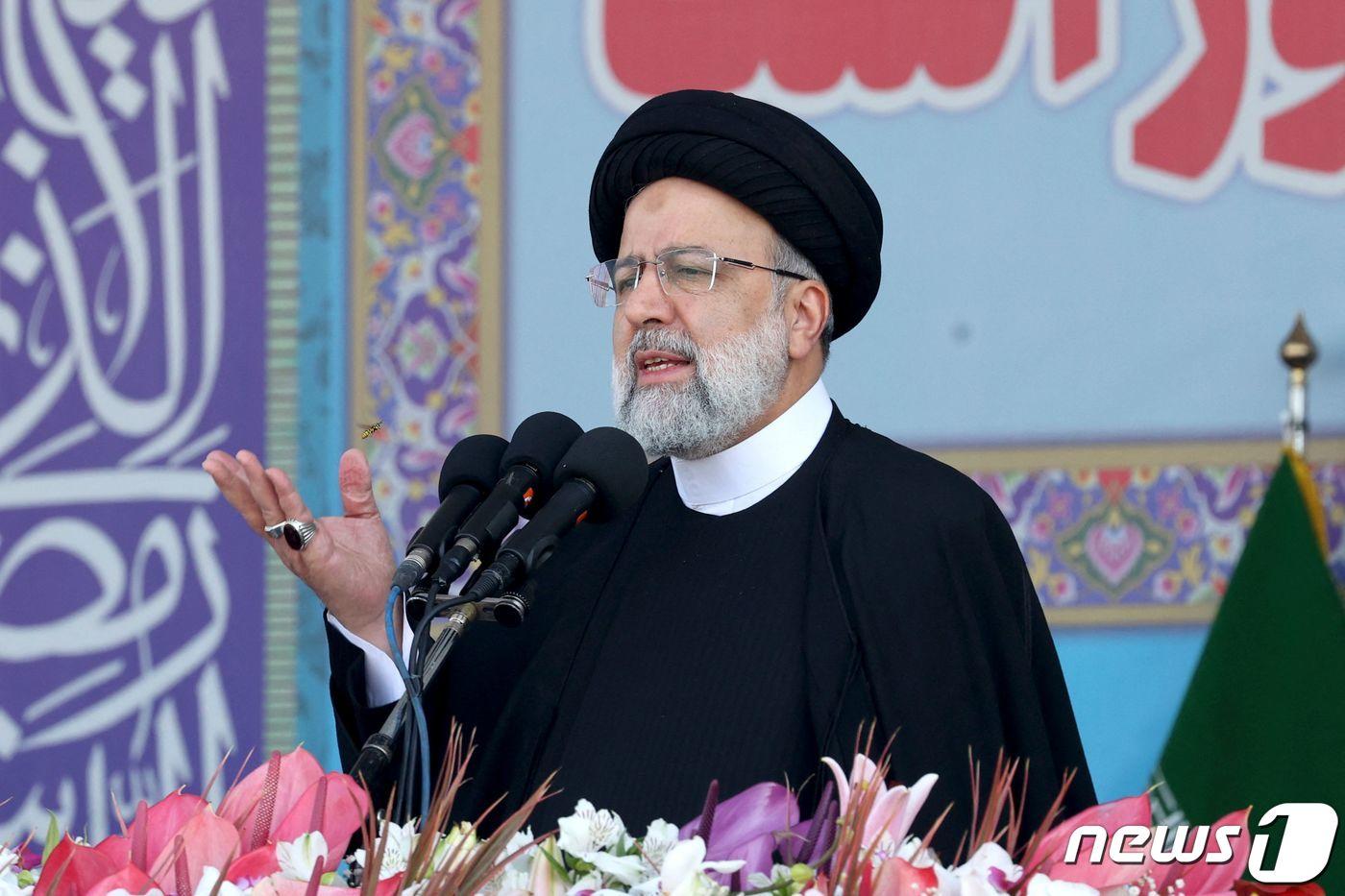 에브라힘 라이시 이란 대통령이 18일(현지시간) 테헤란에서 열린 군국의 날 기념식서 “이스라엘이 이란에 대해 군사행동을 할 경우 철저하게 응징하겠다”고 밝히고 있다. ⓒ AFP=뉴스1 ⓒ News1 우동명 기자