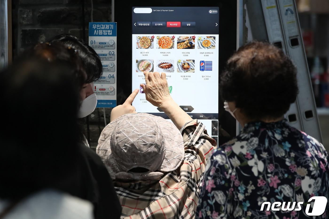 본문 이미지 - 어르신들이 무인결제기(키오스크) 사용법을 배운 뒤 직접 음식을 주문하는 모습. /뉴스1 ⓒ News1 공정식 기자