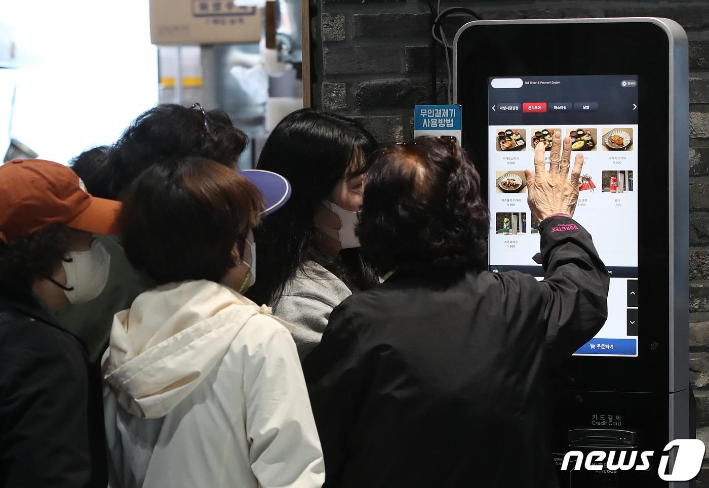 19일 오전 대구 중구의 한 음식점에서 현장체험활동을 나온 대구내일학교 늦깎이 학습자들이 무인결제기(키오스크) 사용법을 배운 뒤 직접 음식을 주문하고 있다. 2023.4.19/뉴스1 ⓒ News1 공정식 기자