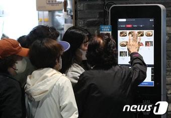 본문 이미지 - 대구 중구의 한 음식점에서 소비자들이 무인결제기(키오스크)를 통해 직접 음식을 주문하고 있다. ⓒ News1 공정식 기자