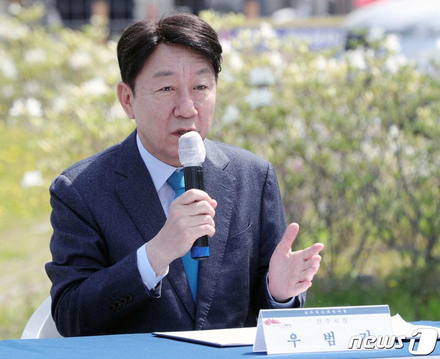 본문 이미지 - 우범기 전주시장이 19일 전북 전주시 전주역 광장에서 전주역사 개선사업 합동브리핑을 하고 있다. 2023.4.19/뉴스1 ⓒ News1 유경석 기자
