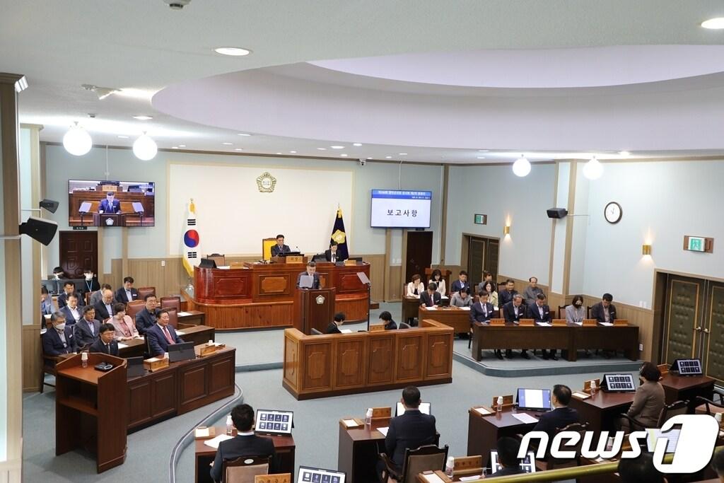 본문 이미지 -  임시회 본회의장 전경. (함안군의회 제공)