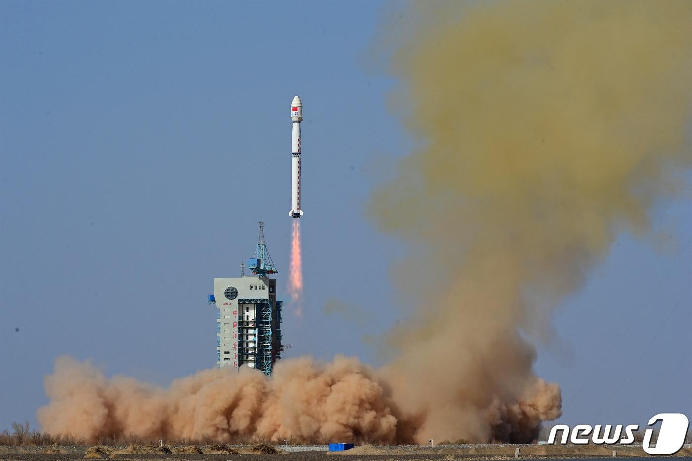 중국 최대 항공우주기업인 국영 중국항천과학기술그룹(CASC)이 16일 간쑤성 주취안 위성발사센터에서 기상위성 '펑윈-3G(FY-3G) 스타'를 창정-4호 운반 로켓에 실어 발사한 모습. 2023.04.16/뉴스1 ⓒ 로이터=뉴스1 ⓒ News1 김민수 기자