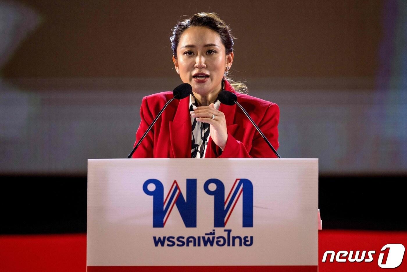 본문 이미지 - 5일(현지시간) 탁신 친나왓 전 총리의 딸 패통탄(36)이 내달 총선을 앞두고 제1야당 푸어타이당의 총리 후보 지명을 받으면서 태국 논타부리 썬더돔 스타디움에서 연설하고 있다. ⓒ AFP=뉴스1 ⓒ News1 박재하 기자
