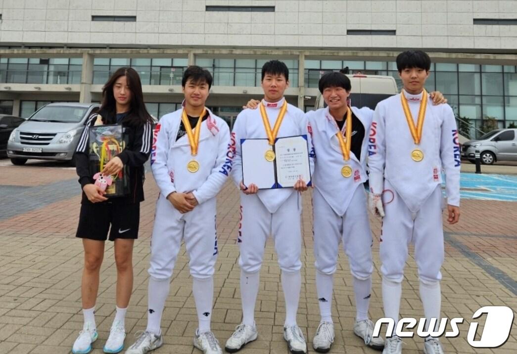 본문 이미지 - 충북체육고등학교(교장 손태규)는 52회 회장배 전국남녀종별 펜싱선수권대회에서 에페 단체전 1위, 남자 개인 1위, 여자 개인 2위 등 우수한 성적을 거뒀다. 왼쪽부터 양승혜(2학년), 남호현(3학년), 김도현(3학년), 남가현(1학년), 김연우(3학년).(충북교육청 제공)/ 뉴스1