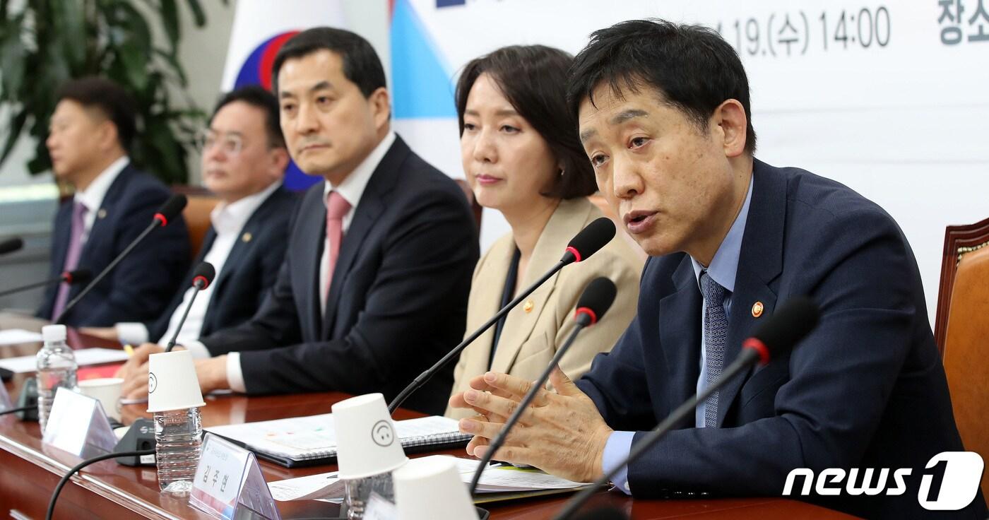 김주현 금융위원장이 19일 오후 서울 여의도 국회에서 열린 신성장 동력 확충을 위한 벤처·스타트업 지원 대책 민·당·정 협의회에서 벤처기업 관계자들을 향해 발언하고 있다. 2023.4.19/뉴스1 ⓒ News1 박지혜 기자