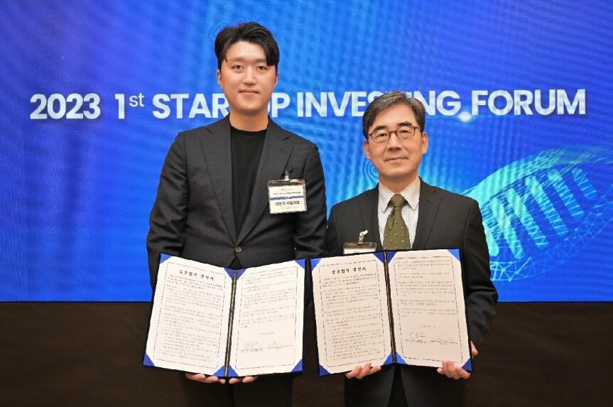 본문 이미지 - 이돈구 메디쏠라 대표(왼쪽)와 김효수 미래의학연구재단 설립자(메디쏠라 제공) 