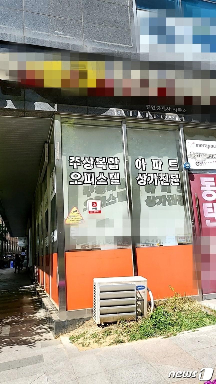 본문 이미지 - 오피스텔 등 250여채를 소유한 임대인이 전세계약을 위탁한 것으로 알려진 경기도 화성 동탄신도시 내 한 공인중개사의 모습. 2023.4.19/