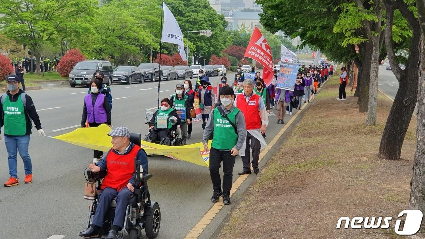 19일 오후 경남의 장애인단체들이 경남도에 장애인 권리보장을 촉구하면서 경남 창원시 성산구 중앙동 정우상가 앞에서 경남도청까지 2㎞가량 행진을 벌이고 있다. 2023.4.19. ⓒ 뉴스1 박민석 기자