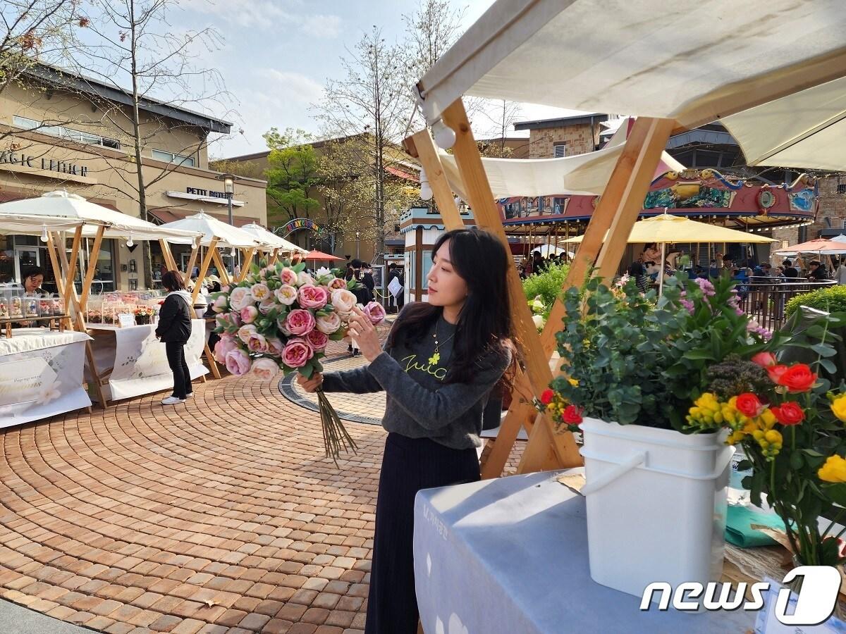 본문 이미지 - 신세계사이먼은 21~23일 여주·파주·부산·시흥 프리미엄 아울렛에서 스프링 플라워 마켓을 진행한다.(신세계사이먼제공)