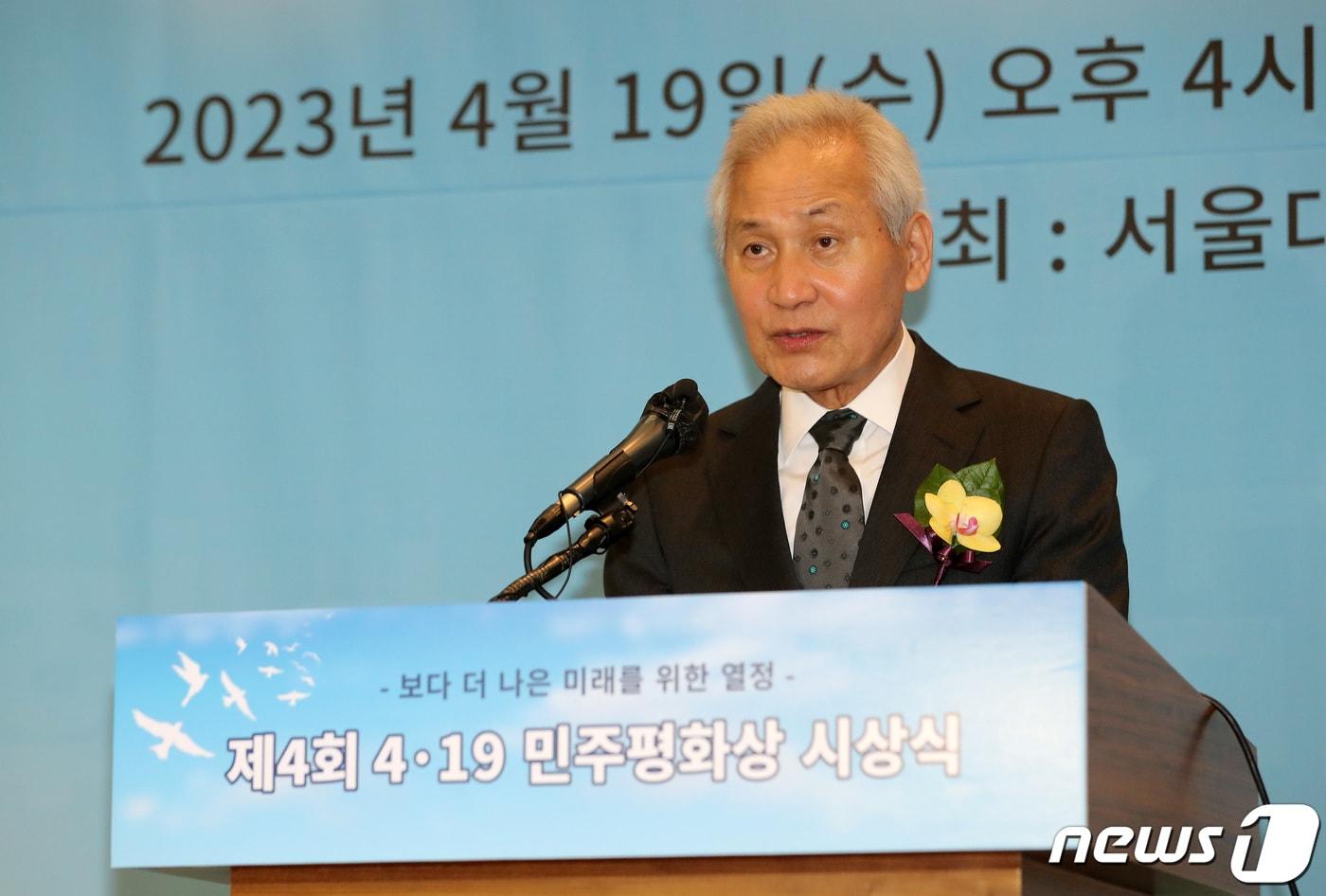 19일 서울 중구 프레스센터에서 열린 제4회 4·19 민주평화상 시상식에서 수상자로 선정된 배우 안성기가 소감을 밝히고 있다. 2023.4.19/뉴스1 ⓒ News1 이동해 기자