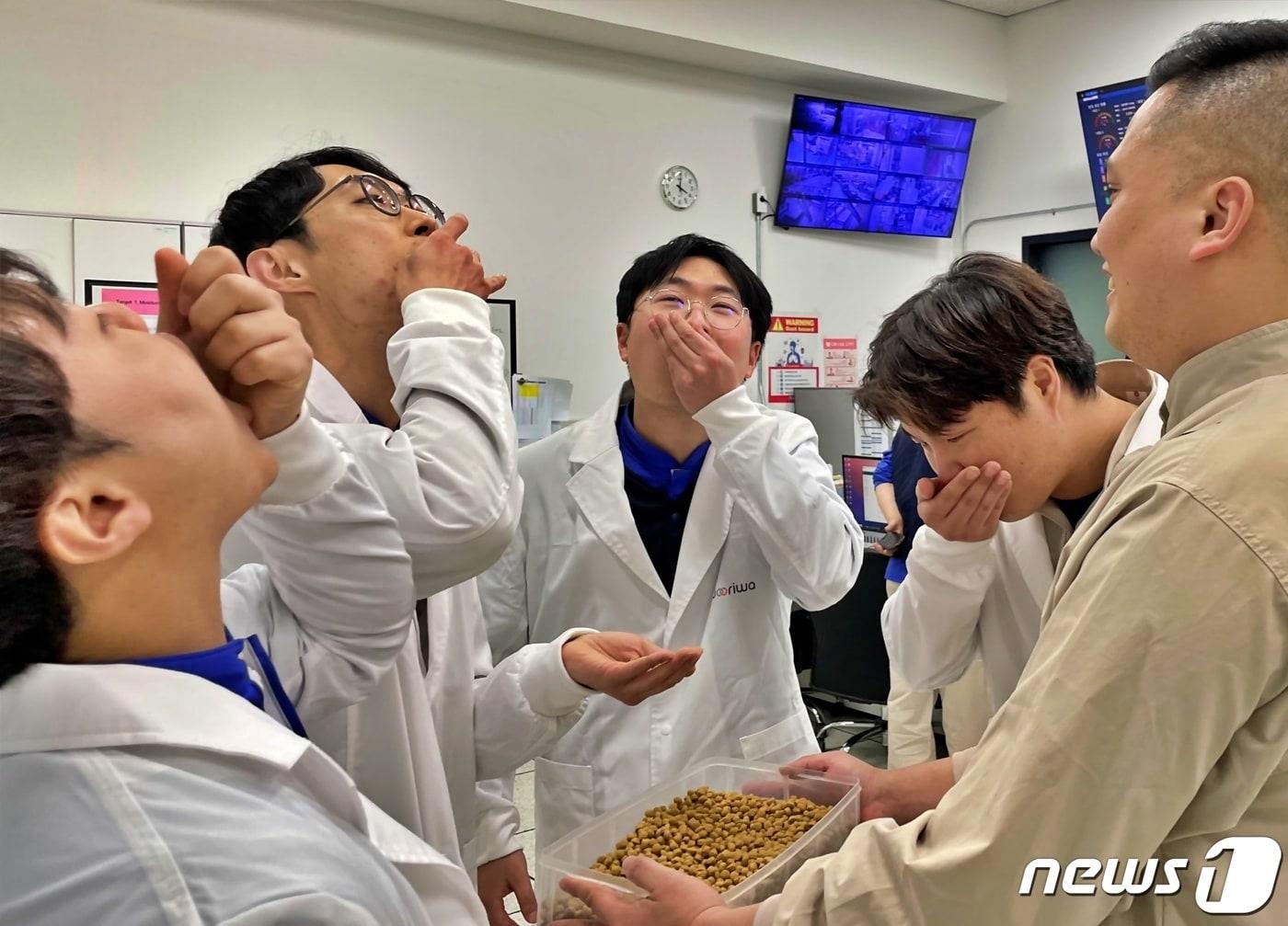 본문 이미지 - '우리와 펫푸드 키친' 연구원들이 14일 갓 생산한 반려동물 사료를 시식하고 있다.(우리와 제공) ⓒ 뉴스1