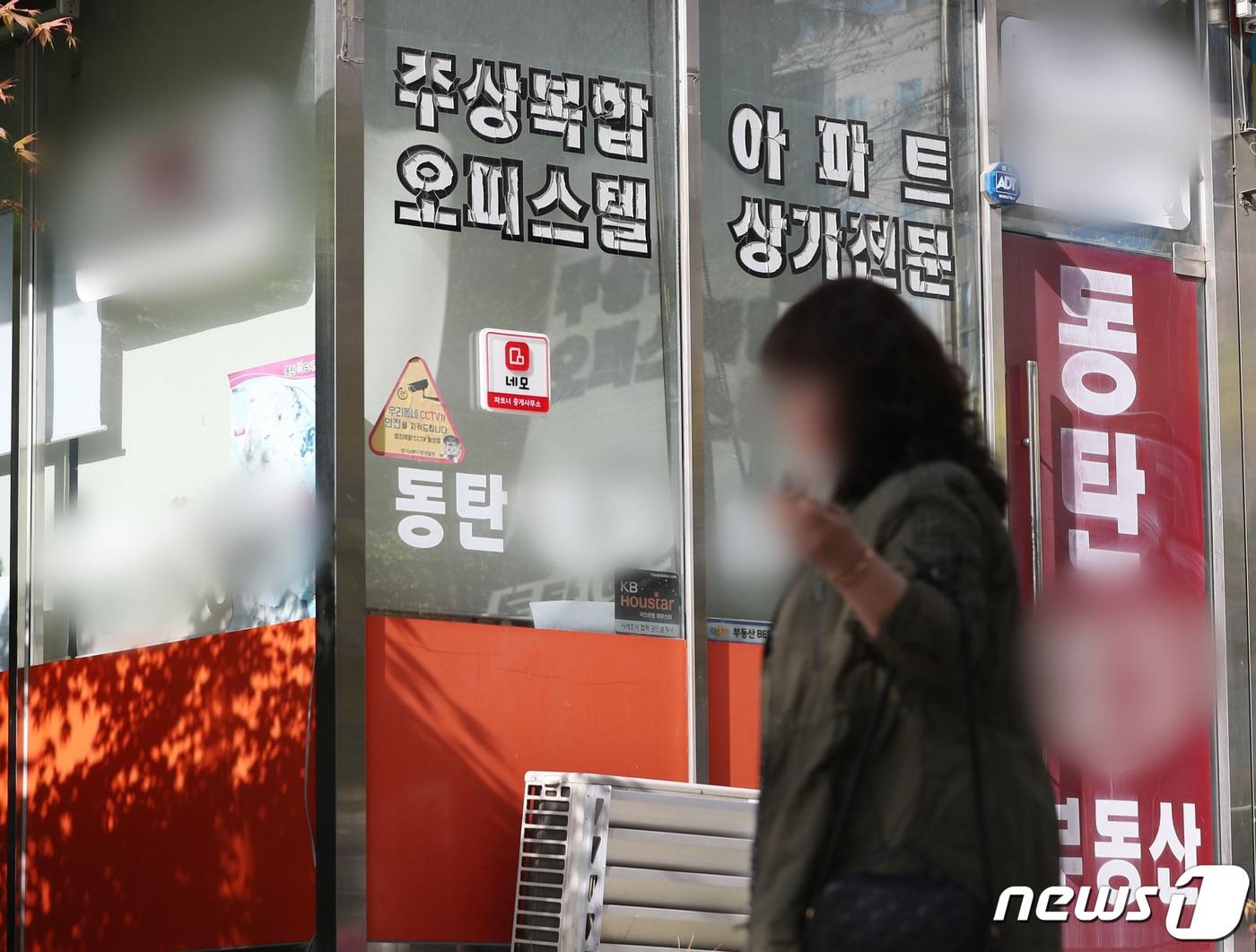 본문 이미지 - 전세사기 피해자들이 신고한 공인중개사무소의 모습. 2023.4.19/뉴스1 ⓒ News1 김영운 기자