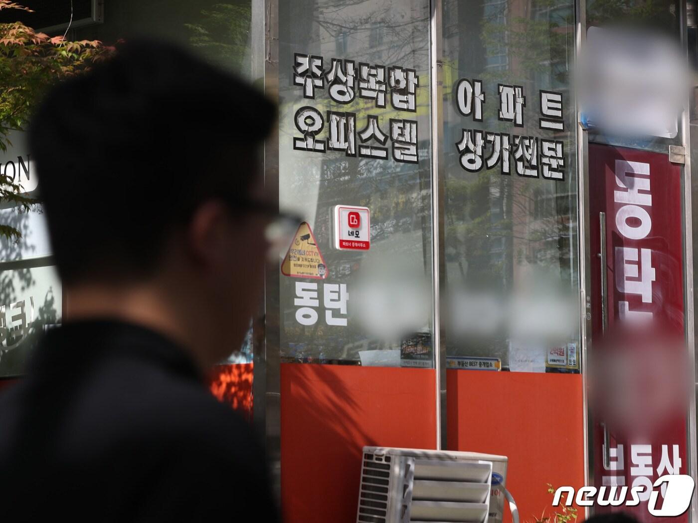 본문 이미지 - 경기 화성동탄경찰서는 최근 동탄신도시 주민 다수로부터 전세사기 의심 신고를 접수해 수사에 착수했다고 19일 밝혔다. 사진은 이날 오후 전세사기 피해자들이 신고한 공인중개사무소의 모습. 2023.4.19/뉴스1 ⓒ News1 김영운 기자