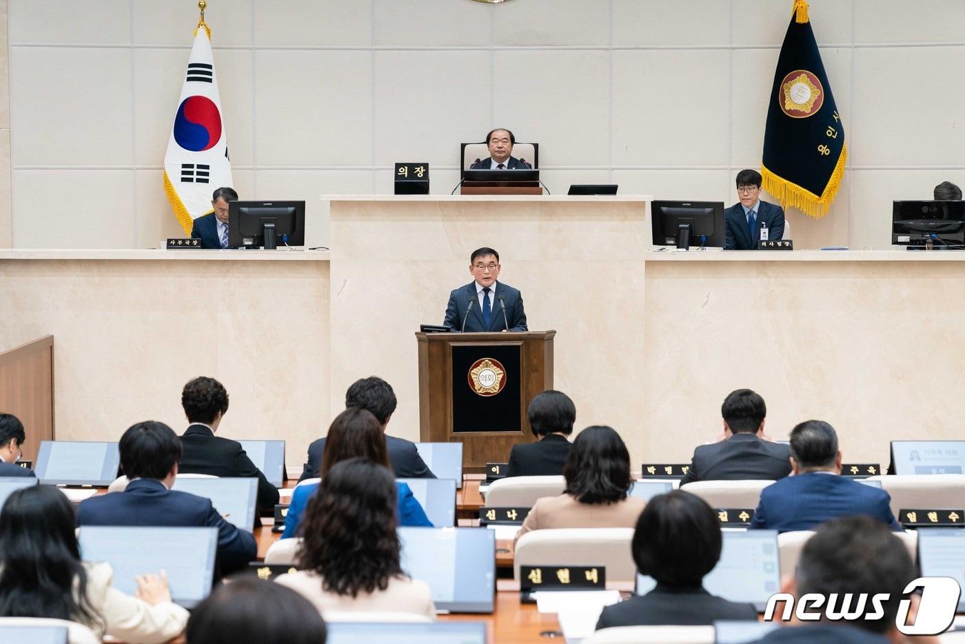 본문 이미지 - 윤원균 의장이 19일 시의회 본회의장에서 '용인 반도체 국가첨단산업단지의 성공적 추진을 위한 정부의 협력 요구 성명서'에 대한 제안설명을 하고 있다.(시의회 제공)
