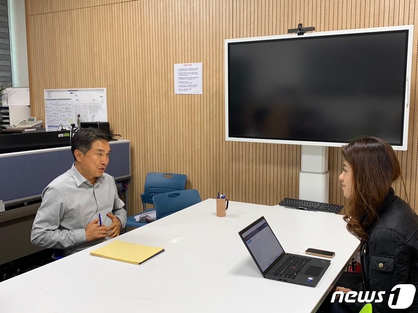 본문 이미지 - 강경구 제주특별자치도개발공사 R&D혁신센터장이 AI 시스템에 대해 설명하고 있다.(제주특별자치도개발공사 제공)