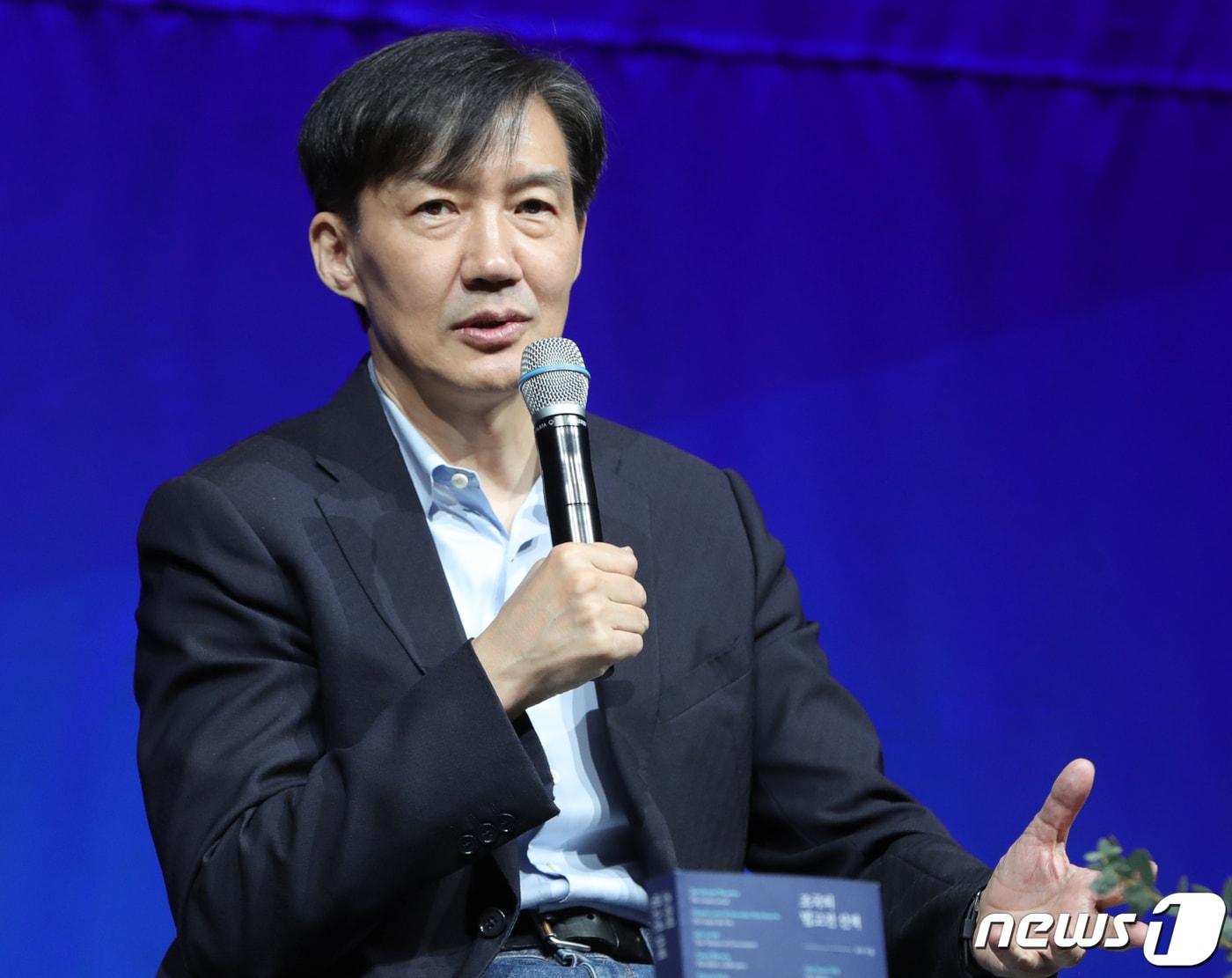본문 이미지 - 조국 전 법무부장관이 19일 전북 전주시 한벽문화관에서 열린 '조국의 법고전 산책' 북콘서트 저자와의 대화에서 책 설명을 하고 있다. ⓒ News1 유경석 기자