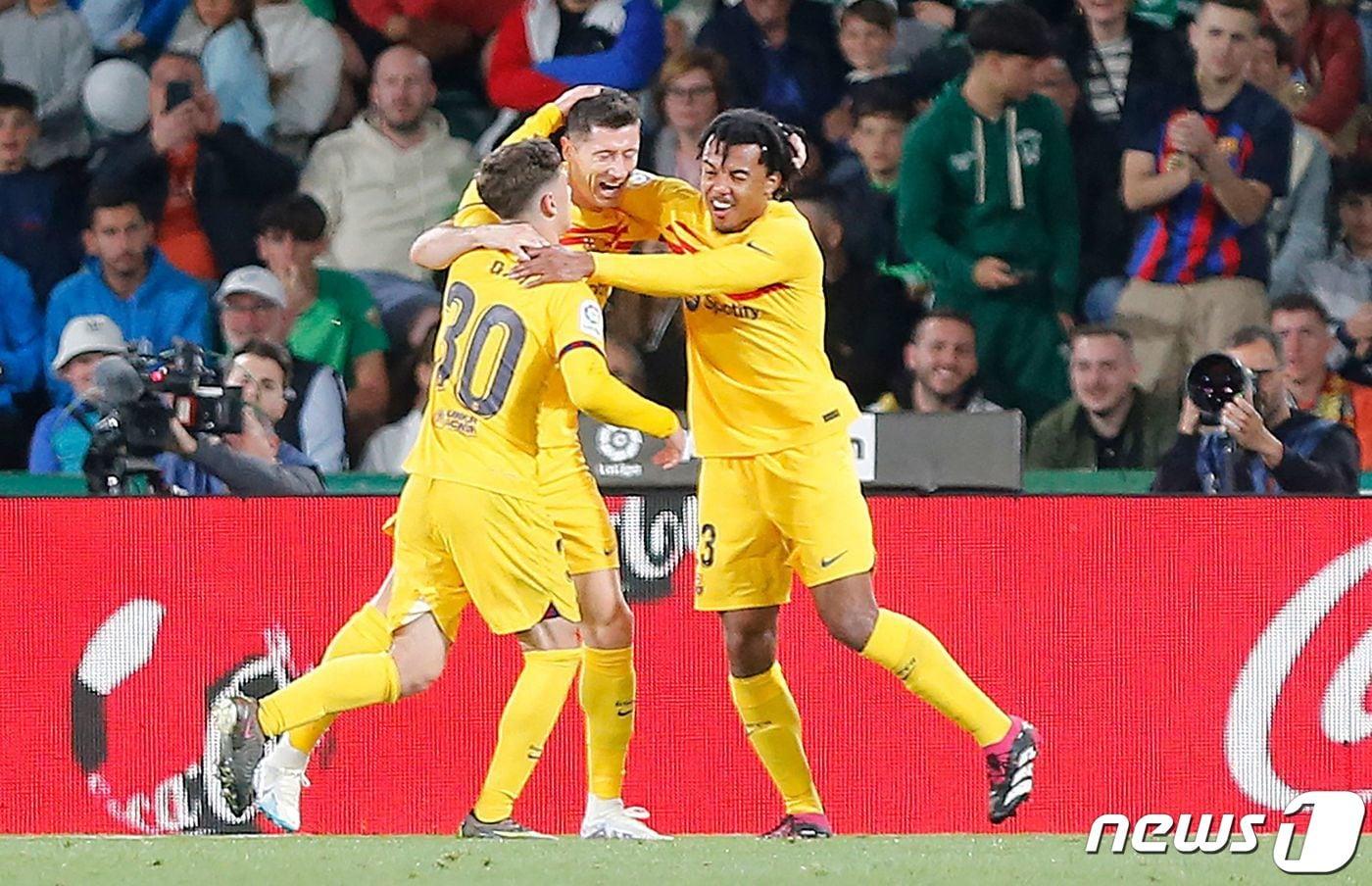 본문 이미지 - 바르셀로나 레반도프스키(가운데)가 득점을 기록한 뒤 동료들과 기뻐하고 있다. ⓒ AFP=뉴스1