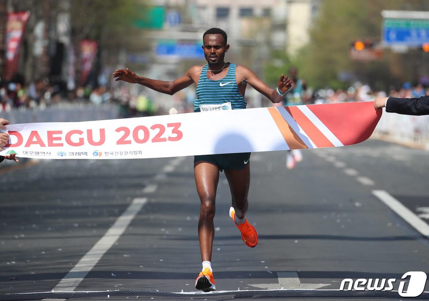 밀키사 멍그샤 톨로사(Milkesa Mengesha TOLOSA·에티오피아)가 2일 오전 대구 중구 국채보상운동기념공원 앞에서 열린 '2023 대구국제마라톤대회' 엘리트 풀코스에 출전해 2시간 6분 48초의 기록으로 전체 및 남자부 1위(우승)를 차지하며 결승선에 들어오고 있다. 2023.4.2/뉴스1 ⓒ News1 공정식 기자