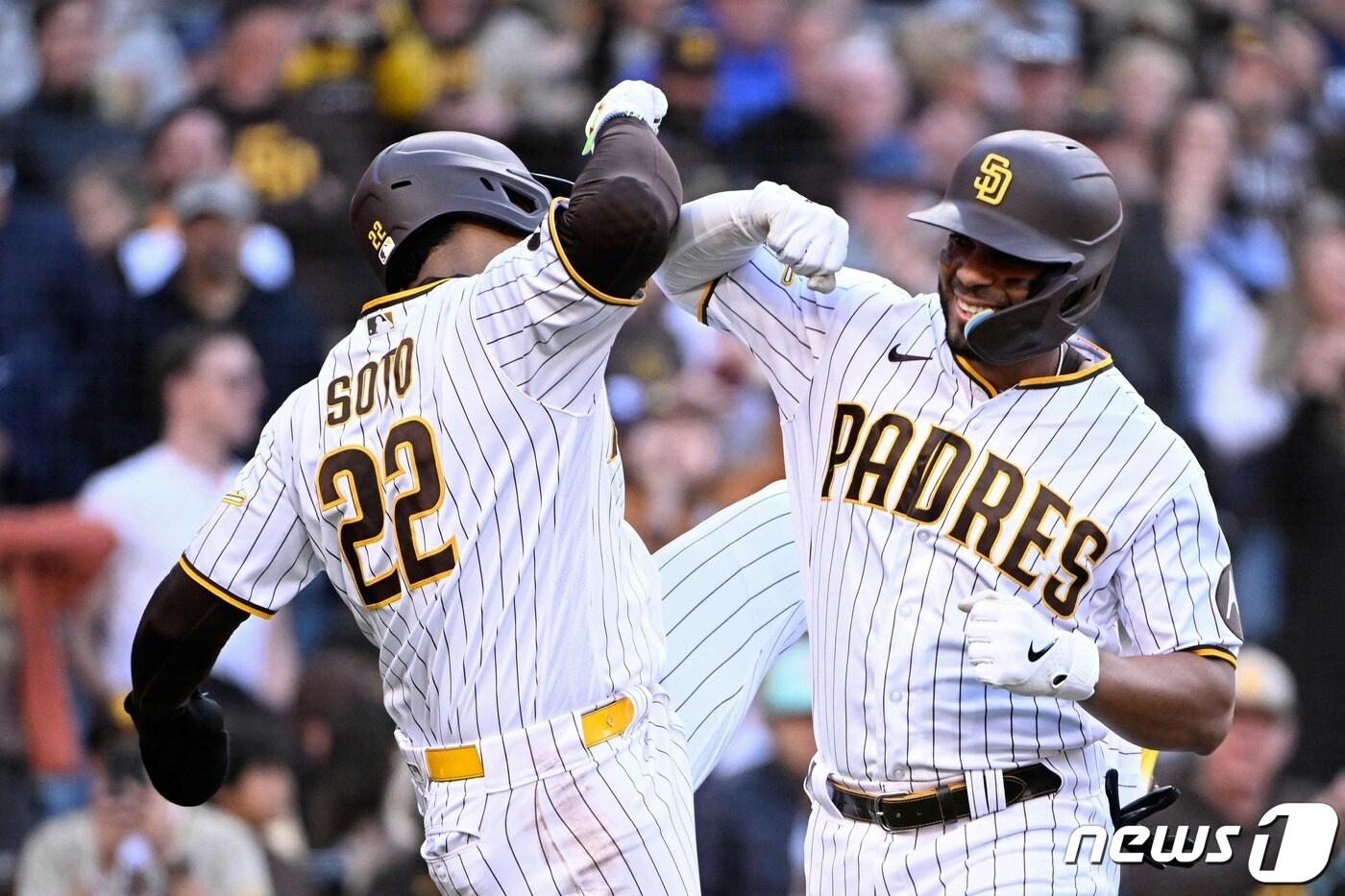 샌디에이고 파드리스의 잰더 보가츠(오른쪽)가 2일(한국시간) 열린 2023 메이저리그 콜로라도 로키스전에서 1회말 결승 2점 홈런을 터트린 뒤 후안 소토와 기뻐하고 있다. ⓒ AFP=뉴스1