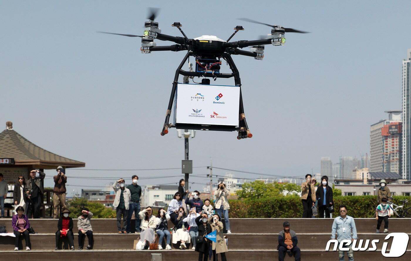 2일 오후 대구 수성못 수상무대(야외무대)에서 열린 '드론 피자 배달 서비스'에서 첫 주문을 받은 드론이 피자를 싣고 이·착륙장에 내리고 있다.  2023.4.2/뉴스1 ⓒ News1 공정식 기자