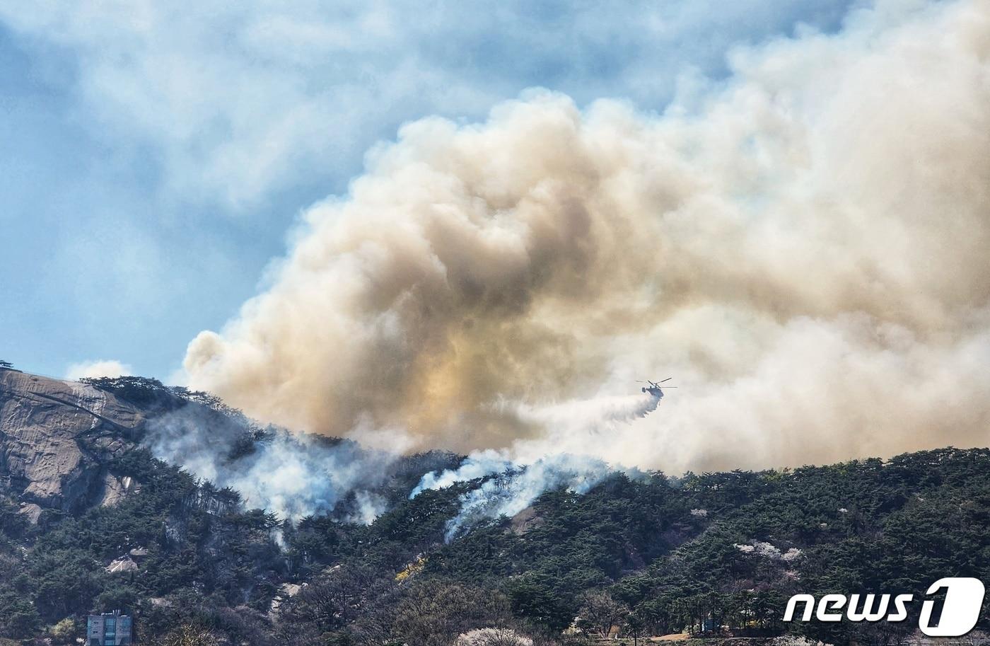 2일 오전 11시 54분쯤 서울 종로구 인왕산에서 화재가 발생해 소방헬기가 진화작업을 벌이고 있다.2023.4.3/뉴스1 ⓒ News1 유승관 기자