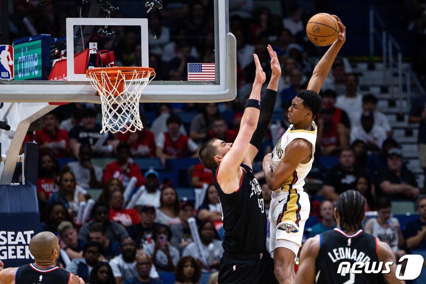 뉴올리언스 펠리컨스(흰색 유니폼)가 2일(한국시간) LA 클리퍼스를 이기며 최근 8경기에서 7승을 기록했다. ⓒ 로이터=뉴스1