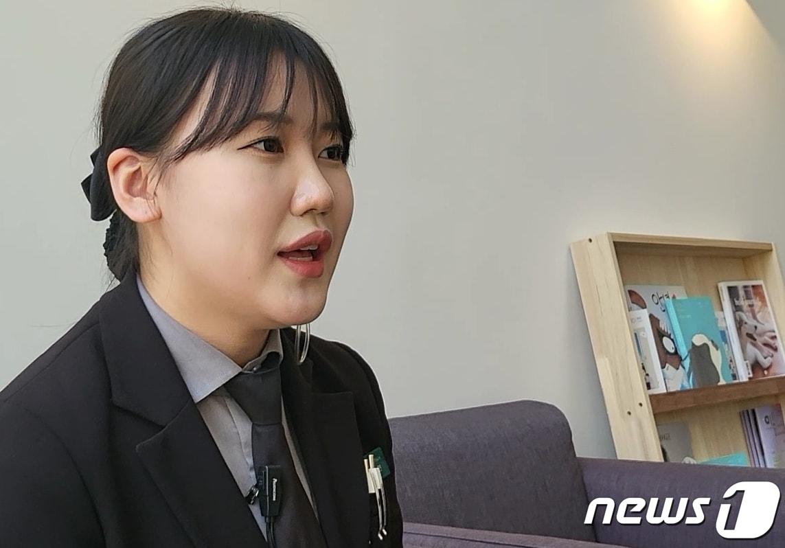 본문 이미지 - 서지연(22) 반려동물 장례지도사가 뉴스1과 인터뷰에 답하고 있다. 23.03.30/뉴스1 ⓒ 뉴스1 이비슬 기자