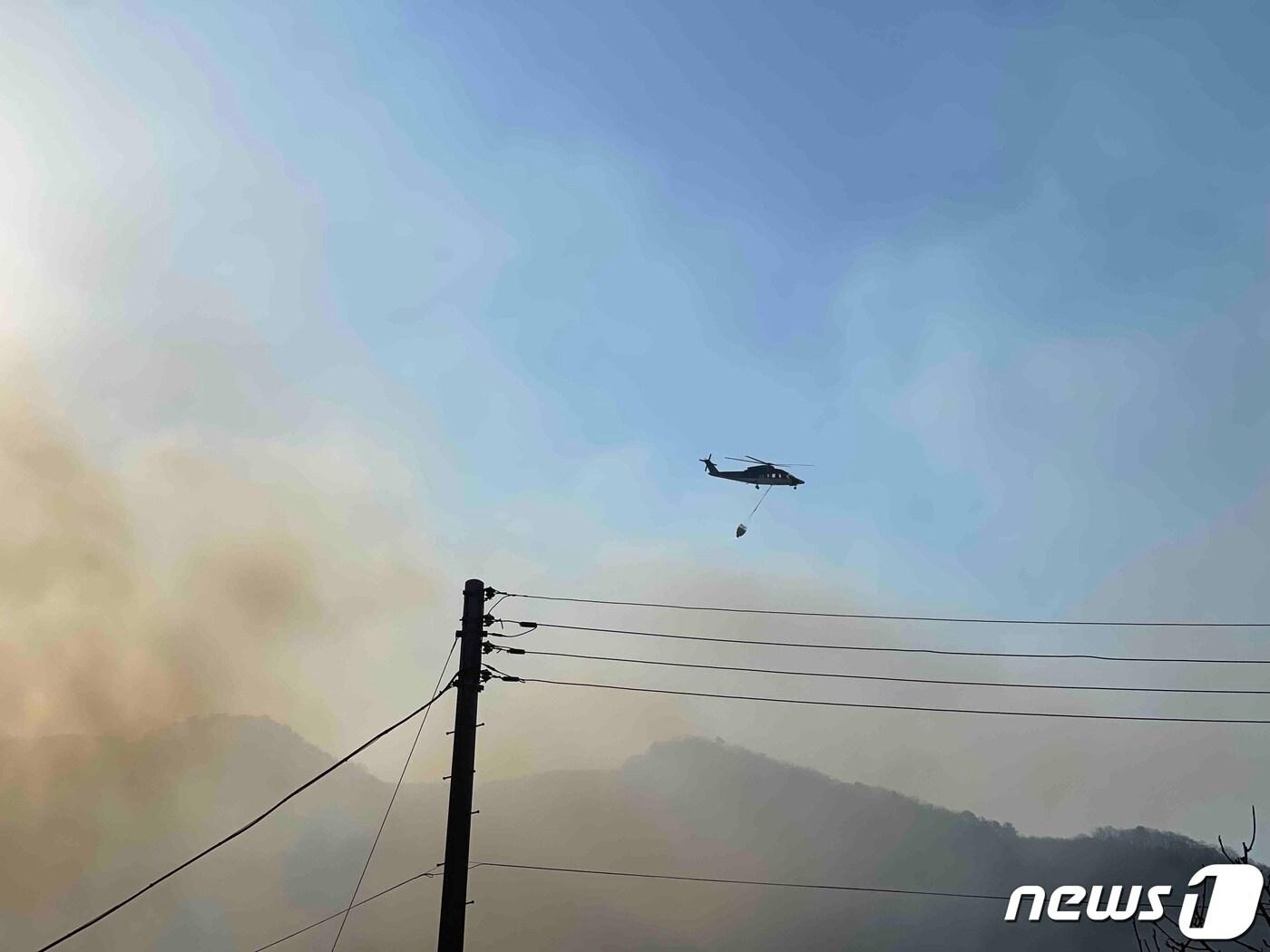 본문 이미지 - 산불진화 작업 벌이는 헬기.(자료사진)/뉴스1 DB