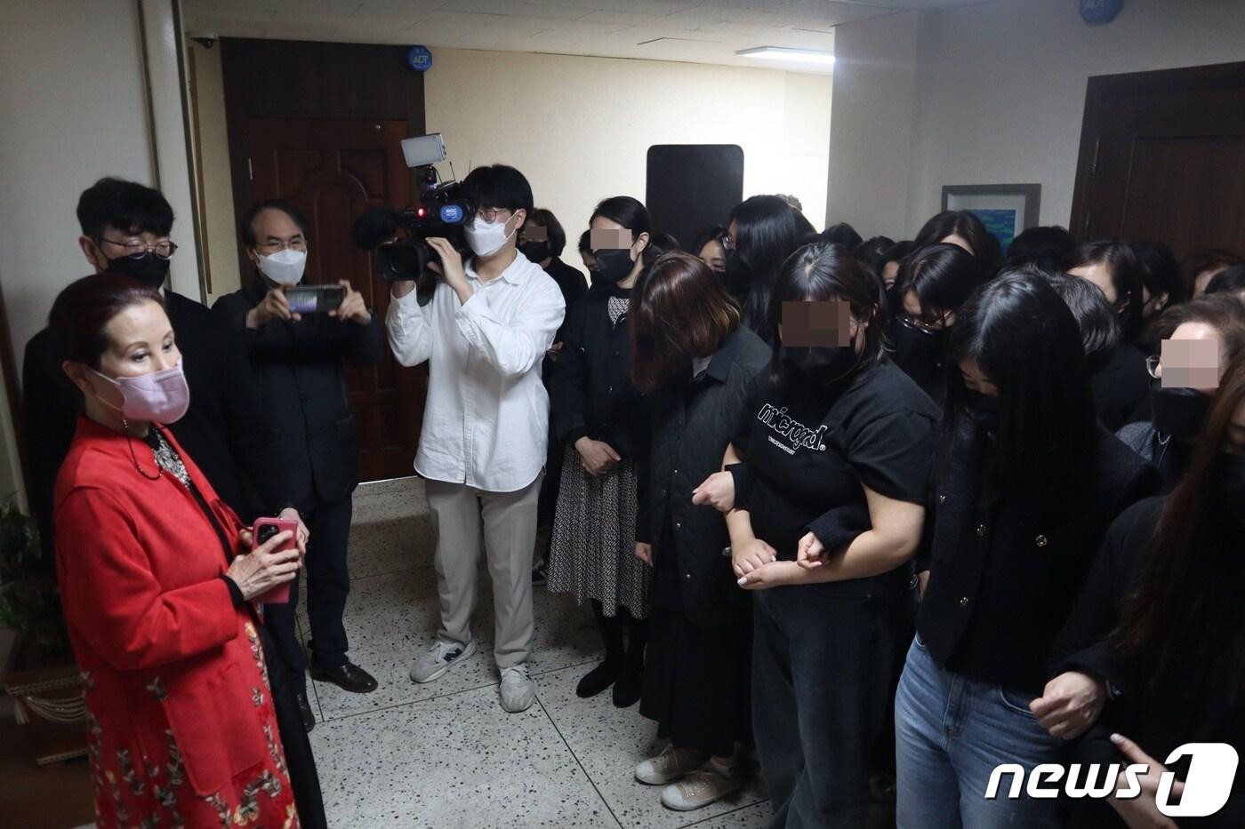 본문 이미지 - 충청대학교 교직원들이 오경나 전 11대 총장을 막아서고 있다. /뉴스1