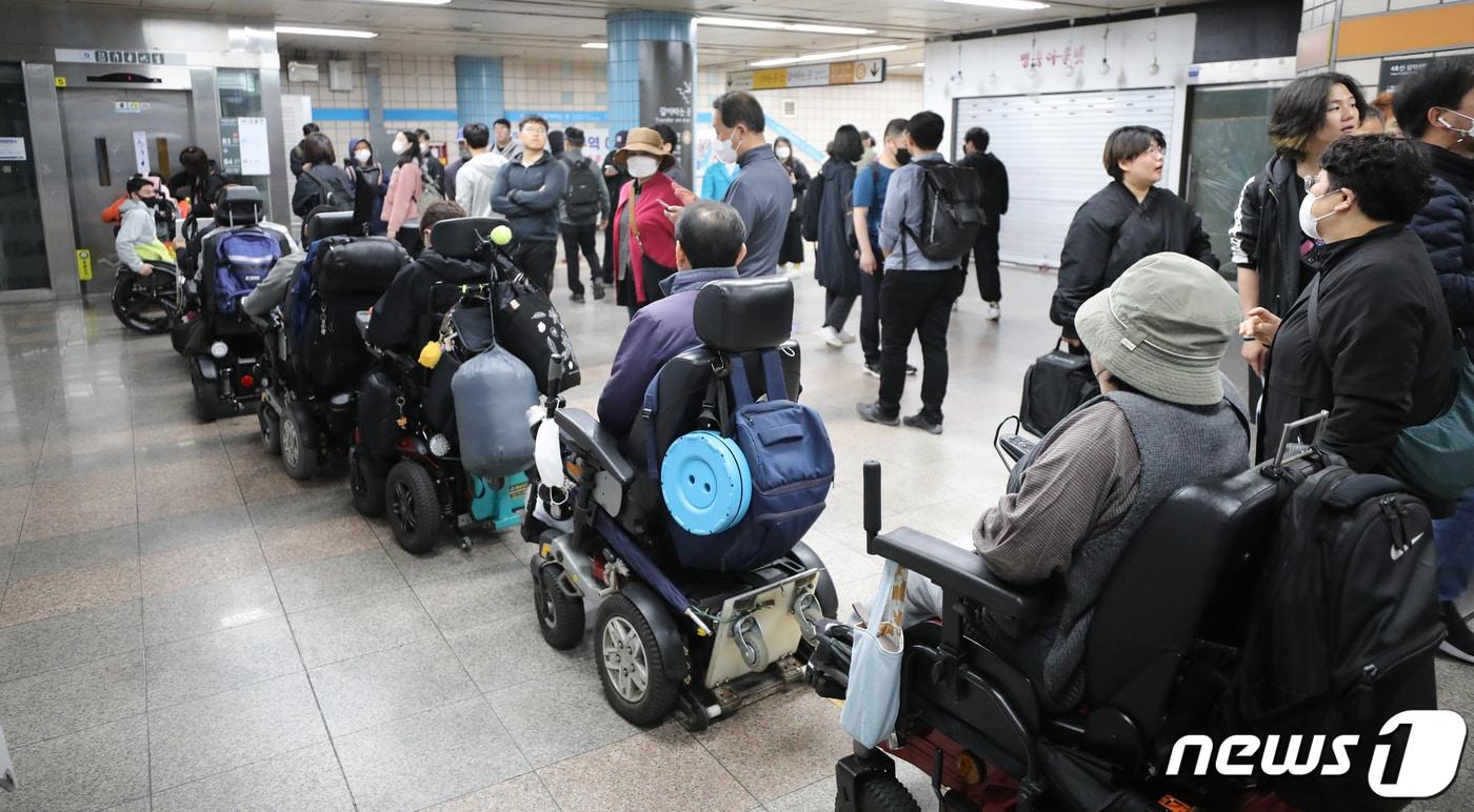 전국장애인차별철폐연대(전장연) 회원들이 장애인의 날인 20일 서울 삼각지역에서 장애인 권리 예산 확보를 위한 지하철 타기 선전전에 나섰으나 승차를 저지당한 뒤 승강기를 타기 위해 대기하고 있다. 2023.4.20/뉴스1 ⓒ News1 