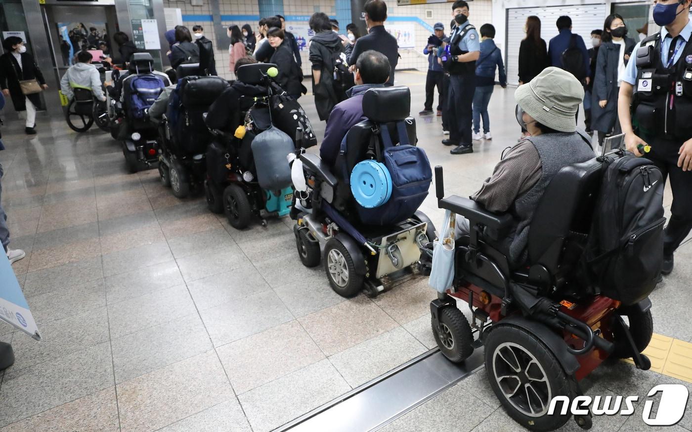 본문 이미지 - 전국장애인차별철폐연대(전장연) 회원들이 장애인의 날인 20일 서울 삼각지역에서 장애인 권리 예산 확보를 위한 지하철 타기 선전전에 나섰으나 승차를 저지당한 뒤 승강기를 타기 위해 대기하고 있다. 2023.4.20/뉴스1 ⓒ News1 허경 기자