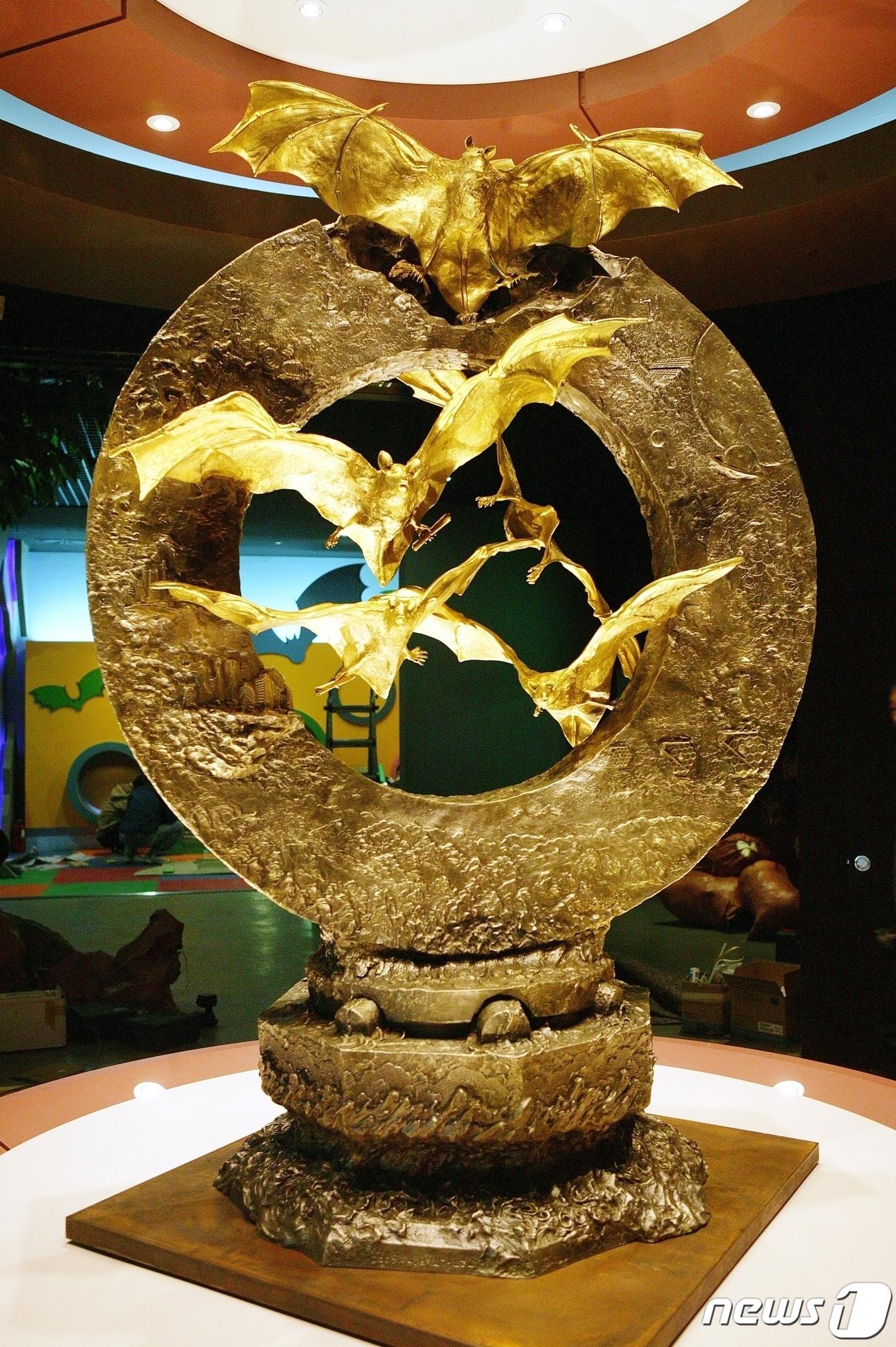 본문 이미지 - 전남 함평군이 2005년 순금 162㎏ 등 27억원을 들여 조성한 황금박쥐상.(함평군 제공)2023.4.20./뉴스1