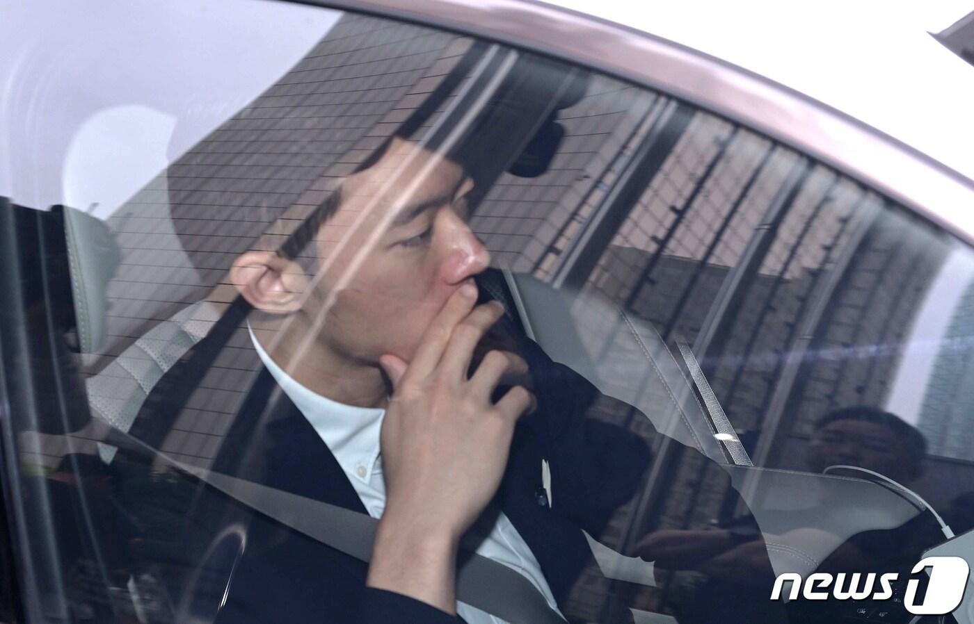 본문 이미지 - 마약류 투약 혐의를 받는 고(故) 전두환 전 대통령의 손자 전우원이 탑승한 차량이 20일 오전 서울 마포구 마약범죄수사대로 들어가고 있다. 서울경찰청 마약범죄수사대는 전씨를 마약류관리법 위반 피의자 신분으로 재소환해 구체적인 투약 마약 종류와 횟수, 구입 경로 등을 조사할 방침이다. (공동취재) 2023.4.20/뉴스1 ⓒ News1 박세연 기자