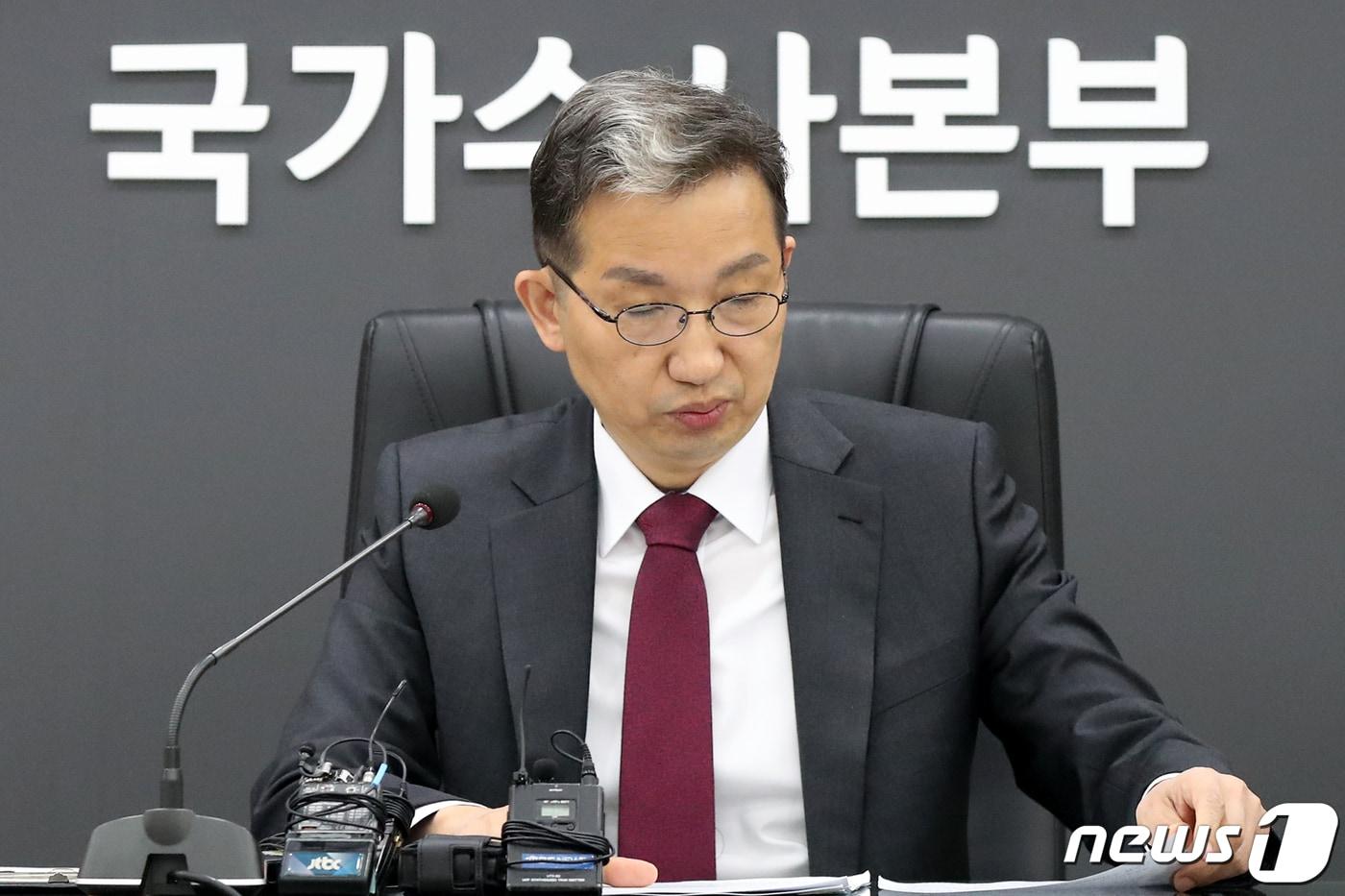 본문 이미지 - 우종수 국가수사본부(국수본) 본부장이 20일 오전 서울 서대문구 국수본에서 열린 '전국 시도청 수사부장 화상회의'에 참석해 전세사기 관련 수사대책을 논의하기 앞서 자료를 살피고 있다. 2023.4.20/뉴스1 ⓒ News1 민경석 기자