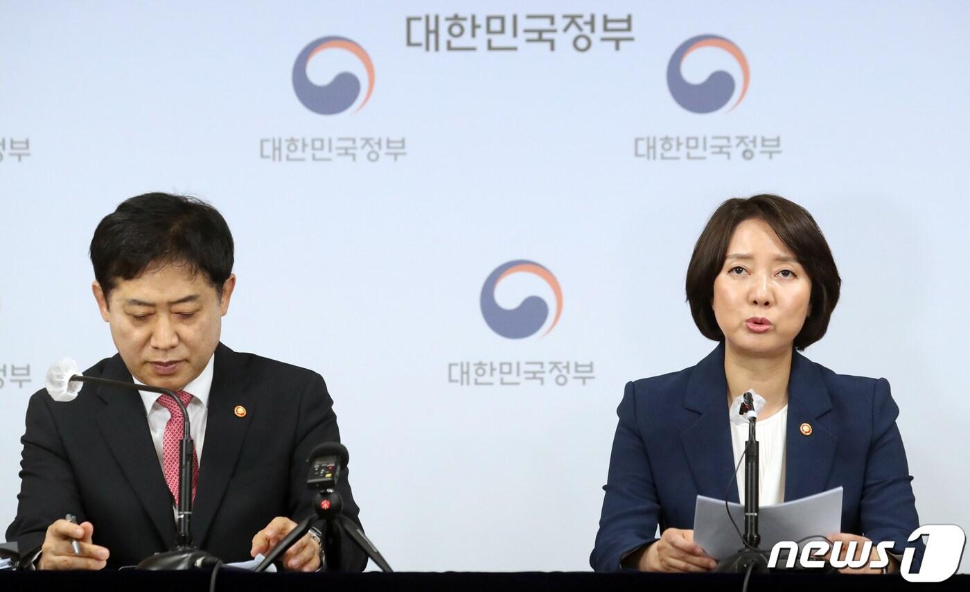 본문 이미지 - 이영 중소벤처기업부 장관과 김주현 금융위원장이 20일 오전 서울 종로구 세종대로 정부서울청사에서 혁신 벤처 스타트업 자금지원 및 경쟁력 강화 방안 발표를 하고 있다. 2023.4.20/뉴스1 ⓒ News1 김명섭 기자