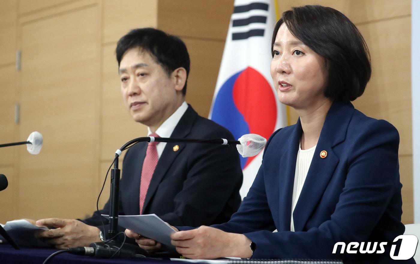 본문 이미지 - 이영 중소벤처기업부 장관과 김주현 금융위원장이 20일 오전 서울 종로구 세종대로 정부서울청사에서 혁신 벤처 스타트업 자금지원 및 경쟁력 강화 방안 발표를 하고 있다. 2023.4.20/뉴스1 ⓒ News1 김명섭 기자