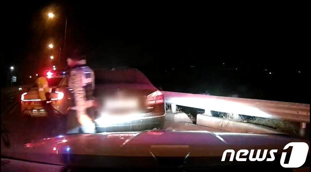 본문 이미지 - 지난 19일 경남 창원 의창구의 한 도로에서 경찰의 음주측정 요구에 불응해 도주한 40대 남성이 창원 의창구 동읍의 한 도로에서 경찰에 검거되고 있다.(경남경찰청 제공)