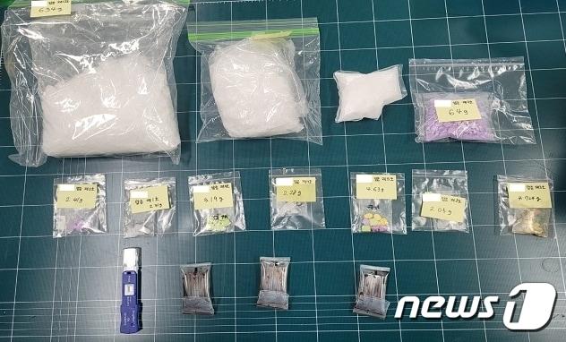 본문 이미지 - A씨 등 2명이 김해공항을 통해 밀수하려다 걸린 마약류.(부산지검 제공)