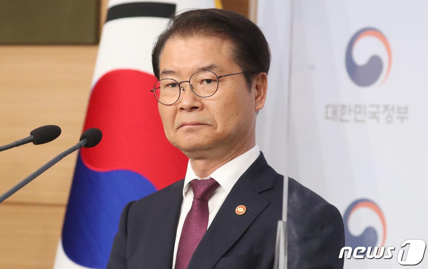 본문 이미지 - 이정식 고용노동부 장관이 서울 종로구 정부서울청사 별관에서 노동조합 회계 투명성 강화 및 불공정 채용 근절 관련 브리핑을 하고 있다. 2023.4.20/뉴스1 ⓒ News1 김명섭 기자