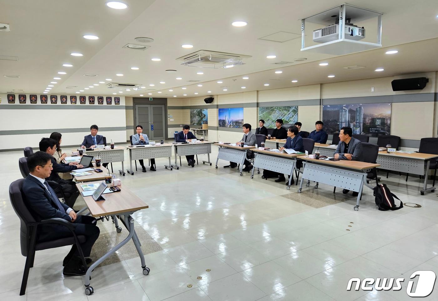 본문 이미지 - 지난 19일 부산도시공사에서 열린 'BMC 공원 스마트 특화전략 수립 용역' 최종보고회 모습.(부산도시공사 제공)