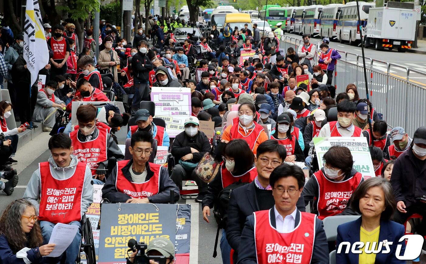본문 이미지 - 전국장애인차별철폐연대 회원들이 장애인의 날인 20일 오전 서울 여의도 63컨벤션센터 앞 도로에서 1박 2일 집회를 갖고 있다. 2023.4.20/뉴스1 ⓒ News1 장수영 기자