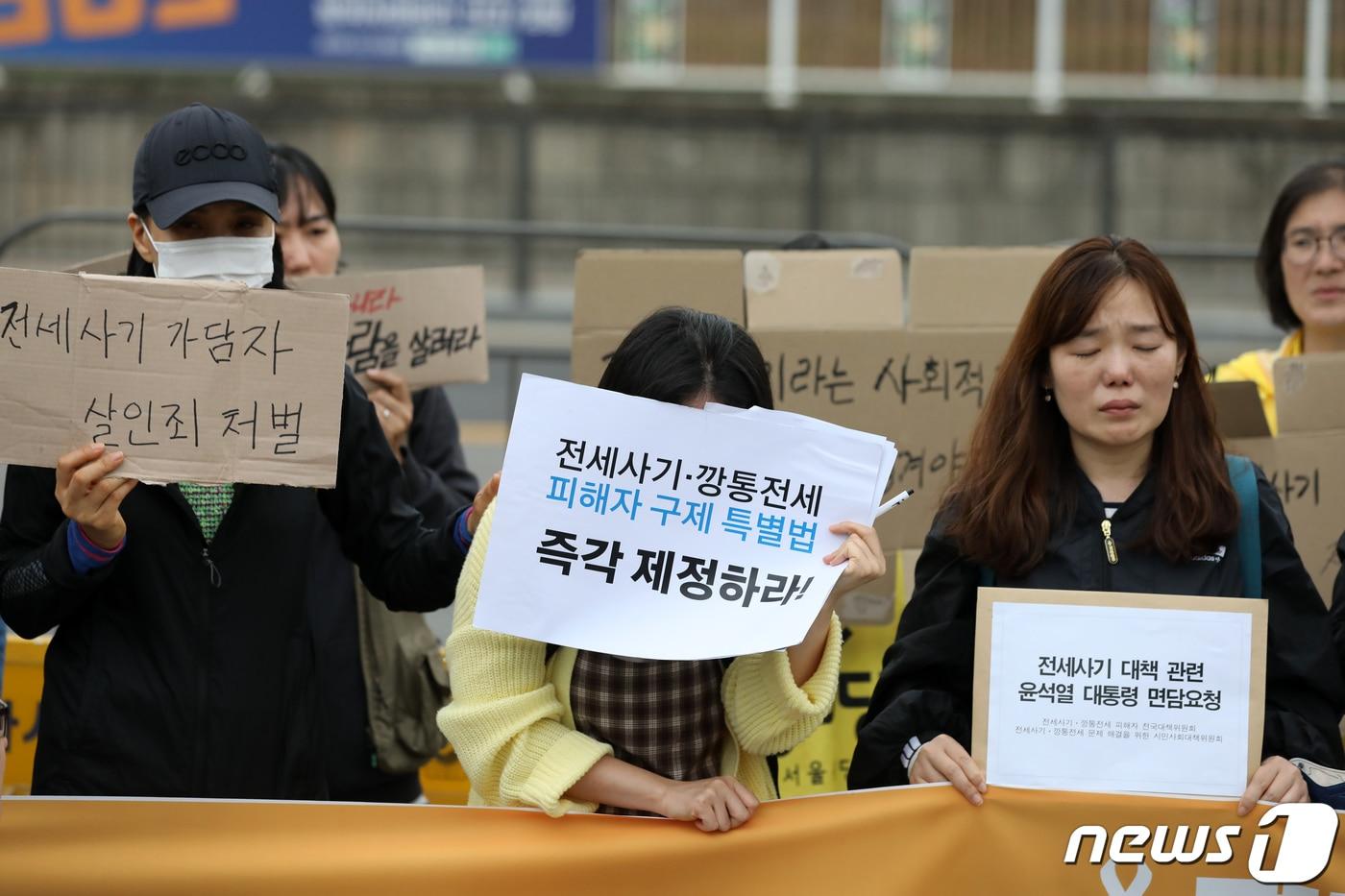 본문 이미지 - 4월20일 오전 서울 용산구 전쟁기념관 앞에서 전세사기 대책 관련 윤석열 대통령 면담요청 기자회견에서 전세사기 피해자가 눈물을 흘리고 있다.  2023.4.20/뉴스1 ⓒ News1 이승배 기자